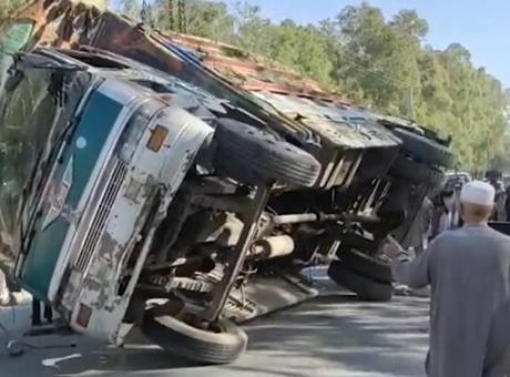 Göçmenleri taşıyan kamyon devrildi! Çok sayıda ölü ve yaralı var