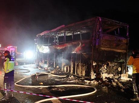 Denizli’de yolcu otobüsü bariyerlere çarparak yandı! 3 kişi öldü, 20 kişi yaralandı