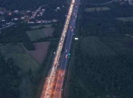 Bayram sonrası İstanbul yolunda trafik adım adım ilerliyor! Hız 20 kilometrey…