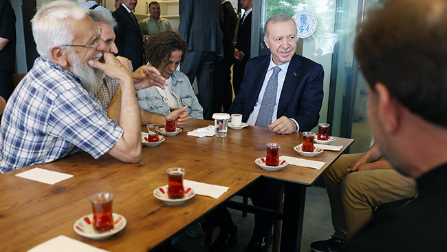 Cumhurbaşkanı Recep Tayyip Erdoğan'ın Erzurum Vakfının Lokalini Ziyaret Etti
