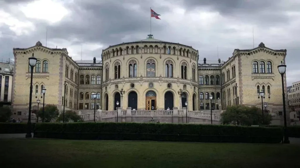 Norveç'te 500 MW kapasiteli "yüzer rüzgar" santralinin geleceği tehlikeye girdi.