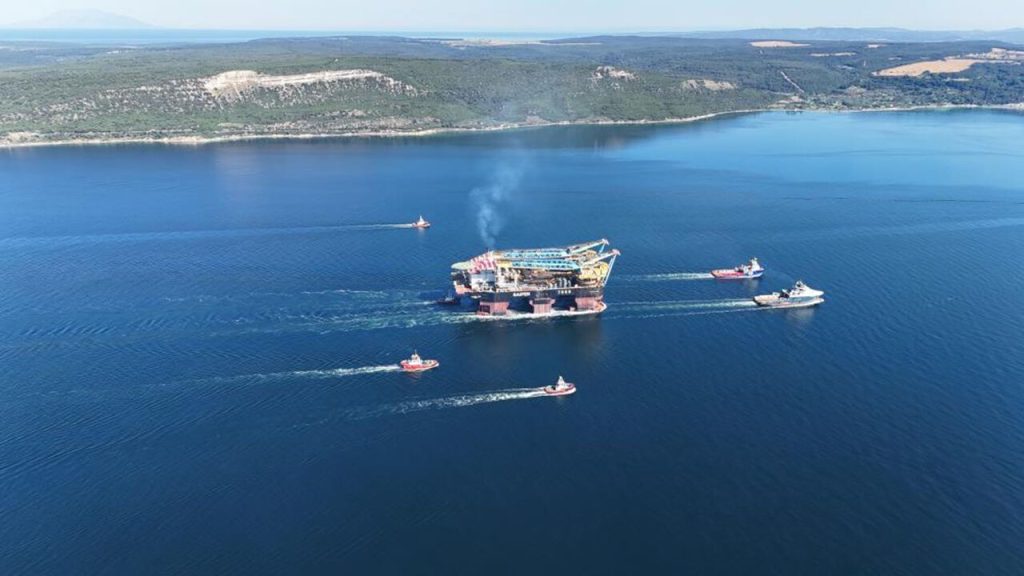 Çanakkale Boğazı'nı geçerek dünya rekoru kıran Saıpem 7000'ün trafiğe askı konuldu.