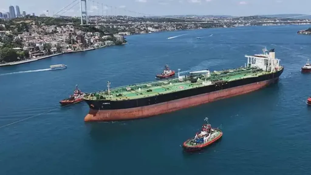 Dron Saldırısı Sonrası James II Tankeri İstanbul Boğazı’ndan Özel Römorkör Desteğiyle Geçti